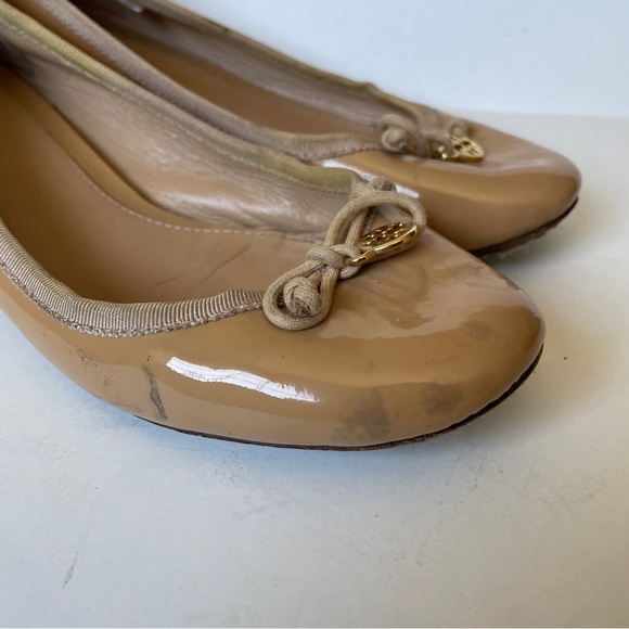 Tory Burch Chelsea Tan Patent Charm Leather Round Toe Bow 7M Heel Pump - Picture 7 of 7